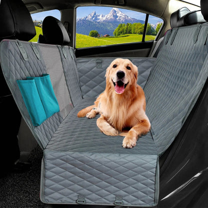 golden retriver dans une voiture installe sur une protection de siege